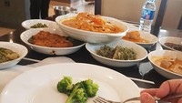 Ini sih mengenaskan. Saat banyak hidangan khas minang yang menggoyang lidah, Radit hanya makan brokoli rebus! Diet itu begini.. tulis akun @raditya_dika. Foto: instagram raditya_dika