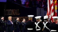 Kecurigaan Trump tidak hapal lagu kebangsaan AS ini menjadi pembahasan besar karena beberapa waktu lalu Trump menuding para pemain futbol profesional AS atau NFL tidak menghormati lagu kebangsaan dan bendera AS, dengan berlutut saat lagu kebangsaan AS berkumandang. Foto: John David Mercer-USA TODAY Sports