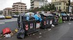 Ih..Jorok! Sampah Berserakan dan Menggunung di Jalanan Roma