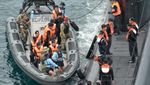Momen Kapolri Diberi Brevet dari TNI AL di KRI Nagapasa 403
