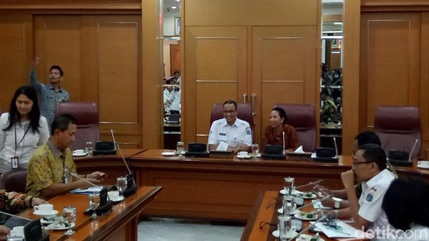 Anies Rapat Tertutup dengan Menteri Rini di Balai Kota