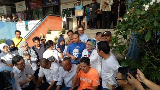 Sandiaga minum kopi bersama jajarannya.