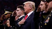 Trump mulai menyanyikan The Star-Spangled Banner agak terlambat dengan yang lain. Dia terlihat mengucapkan beberapa kata sambil terkadang berhenti dan terdiam. Foto: REUTERS/Jonathan Ernst