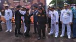Kompak! Pose Menteri Jokowi Terima Brevet Kehormatan di Kapal Selam