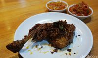 Ayam goreng rawit yang nikmat disantap dengan nasi hangat.