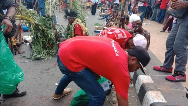 Usai Daftar, Cagub Papua John Wempi Ajak Pendukung Bersihkan Sampah