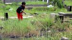 Ketika Bocah Asyik Memancing di Kuburan