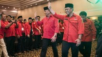 Anton tampak memakai kemeja dengan lambang PDIP di dada sebelah kiri. TB Hasanuddin dan Anton kompak memakai peci (Foto: ANTARA FOTO/M Agung Rajasa)