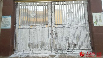 Gerbang sekolah sampai membeku. Foto: Peoples Daily