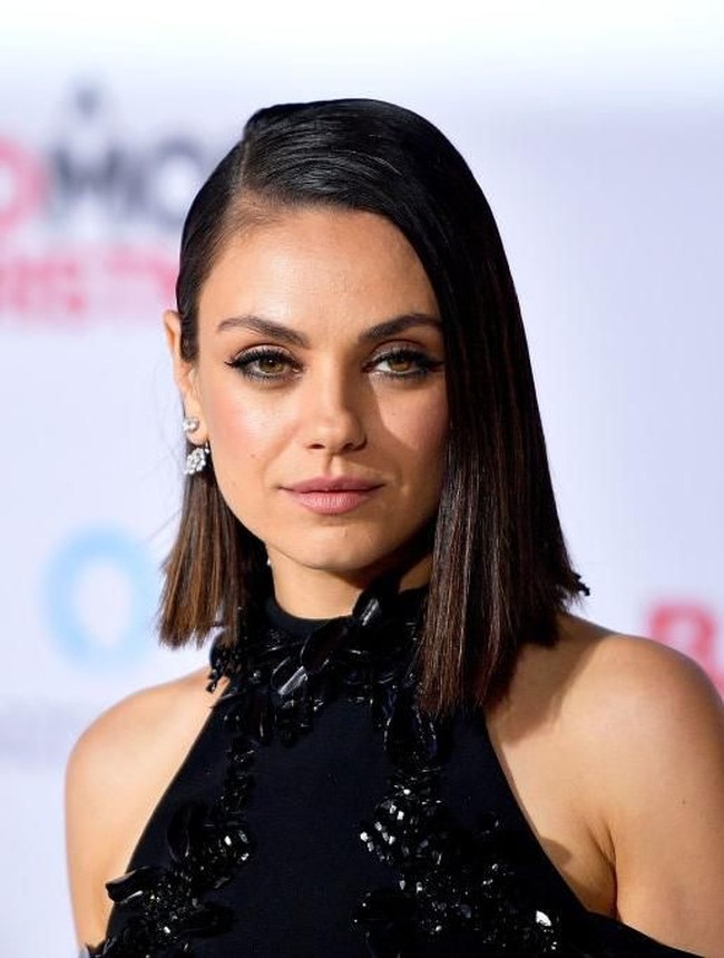 Blunt cut akan membuat penampilanmu terlihat glamor dengan penataan rambut sleek. Gaya rambut Mila Kunis ini cocok untuk menghadiri pesta formal. Foto: Getty Images