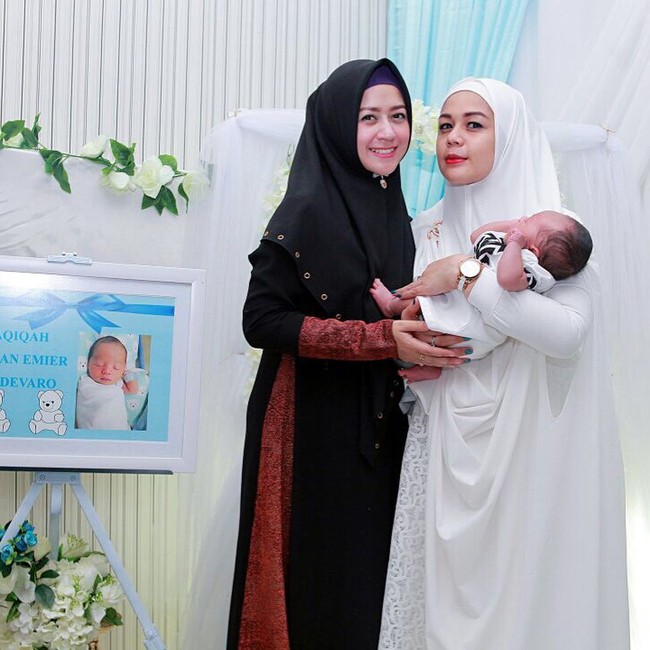 Ini penampilan Shinta Tanjung ketika menengok temannya setelah melahirkan. Gaya hijabnya tetap syari menggunakan kerudung hitam dan gamis lurus yang memiliki tambahan motif di sisinya. Foto: Dok. Instagram @chintatanjung