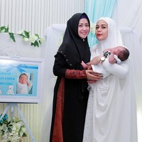 Ini penampilan Shinta Tanjung ketika menengok temannya setelah melahirkan. Gaya hijabnya tetap syari menggunakan kerudung hitam dan gamis lurus yang memiliki tambahan motif di sisinya. Foto: Dok. Instagram @chintatanjung