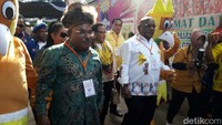 Pasangan Gubernur-Wagub Papua terpilih, Lukas Enembe dan Klemen Tinal. Pasangan ini diusung oleh 9 partai, yakni Demokrat, PKS, PPP, PKPI, PAN, NasDem, PKB, Hanura, dan Golkar. (Foto: Dok. detikcom)