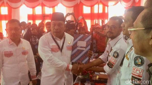 Naik Replika Kapal Ikan, Irjen Murad-Barnabas Daftar ke KPU Maluku