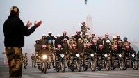Aksi tentara wanita unjuk kebolehan bermotor.