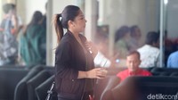 Dwina tampak mengenakan kaos berbalut jaket hitam. Sedangkan Rheza terlihat mengenakan kemeja biru dengan celana jins.