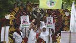 Salam Hormat Khofifah ke Pakde Karwo Saat Daftar Pilgub Jatim