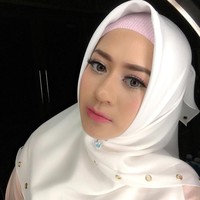 Cantiknya Shinta Tanjung dalam pulasan makeup bernuansa merah muda. Ia menerapkan kerudung yang dikreasikan dengan bros di bawah dagu serta menggunakan ciput rajut yang tren. Foto: Dok. Instagram @chintatanjung