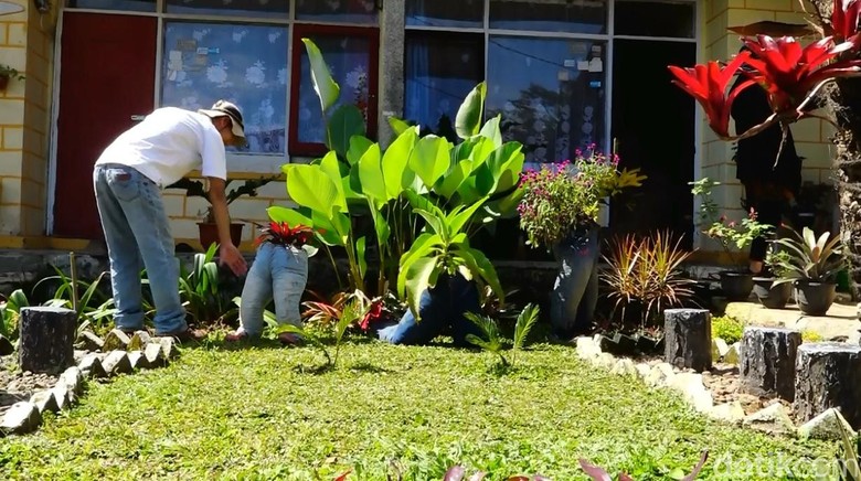 Warga Garut Sulap Celana Bekas Jadi Pot Unik