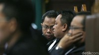 Rochmadi berdiskusi dengan kuasa hukumnya.