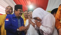 Ketua DPD Demokrat Jatim yang juga Gubernur Jatim, Soekarwo ikut mengantar Khofifah dan Emil. Bahkan, Khofifah tampak memberikan salam hormat kepada pria yang akrab disapa Pakde Karwo ini (Foto: ANTARA FOTO/Zabur Karuru)