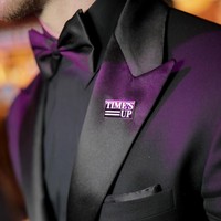 Inilah bros bertuliskan Time’s Up yang menjadi aksesori paling hot di Golden Globes 2018. Bros ini digagas oleh para selebriti yang bersatu membuat kampanye Time’s Up. Kampanye tersebut dibuat utuk menyerukan perlawanan terhadap pelecehan seksual di industri film dan tempat bekerja lainnya. (Foto: Getty Images)