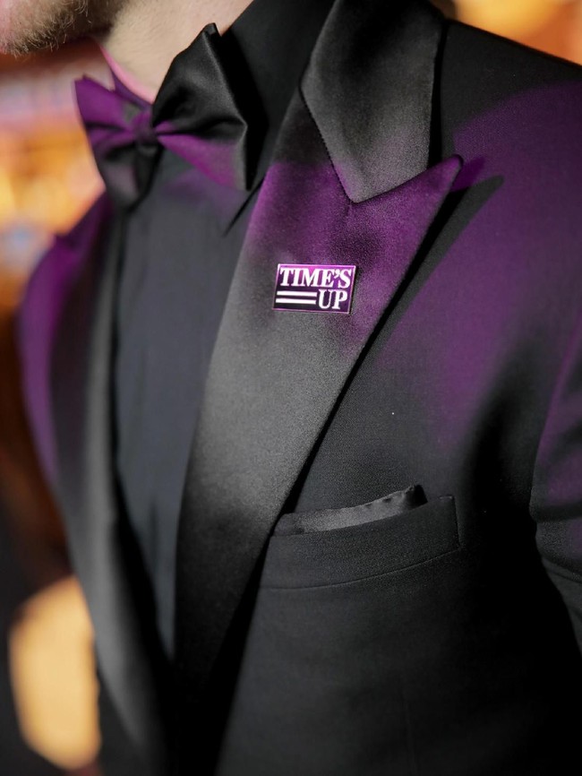 Inilah bros bertuliskan Time’s Up yang menjadi aksesori paling hot di Golden Globes 2018. Bros ini digagas oleh para selebriti yang bersatu membuat kampanye Time’s Up. Kampanye tersebut dibuat utuk menyerukan perlawanan terhadap pelecehan seksual di industri film dan tempat bekerja lainnya. (Foto: Getty Images)