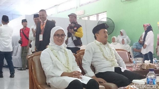 Disambut Tarian Adat, Iti Oktavia-Ade Sumardi Daftar ke KPU Lebak