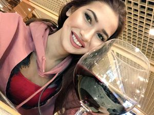 Keluarga Tak Punya Uang untuk Pemakaman Bintang Porno Olivia Nova