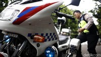 Nah, jika begitu, secepat mungkin sang Patwal mencari cara agar tidak salah jalan. Biasanya dengan cepat mengantisipasinya dan berkomunikasi dengan Pengawal Pribadi (Walpri) yang ada di mobil pengawalan untuk membantu mencari jalan keluar.