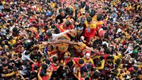 Namun seringkali aksi jemaat yang saling dorong dan memanjat tubuh orang lain demi menyentuh patung itu, berujung maut. Dalam insiden tahun ini, seorang bekas sipir penjara tewas usai terkena serangan jantung saat ikut berebut menyentuh Black Nazarene. Foto: REUTERS/Romeo Ranoco
