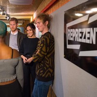 Pangeran Harry dan Meghan Markle menunjukkan batang hidungnya saat berkunjung ke studio radio komunitas Reprezent di Brixton, London, Inggris, Selasa (9/1/2018). Foto: Getty Images