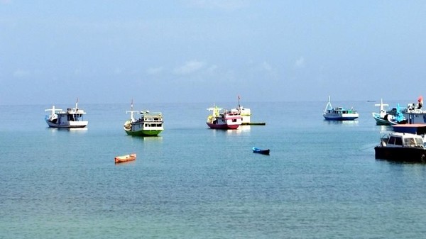 Foto: Pemandangan kapal-kapal yang sedang bersandar jadi suguhan lain yang bisa traveler nikmati di Pantai Nemberala. (Krismawan Satya Aji Laksana/dTraveler)