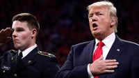 Beberapa lirik dinyanyikan Trump dengan semangat. Seperti pada kata bright stars juga saat dia menyanyikan bagian the land of the free and the home of the brave, Trump menyanyikannya dengan lantang sambil tersenyum. Foto: REUTERS/Jonathan Ernst