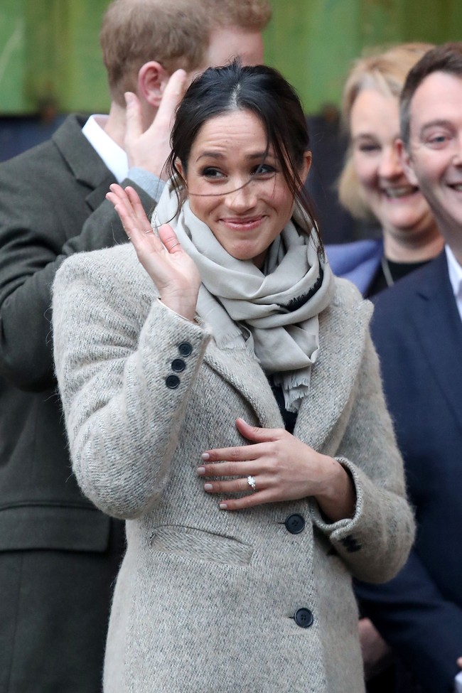 Terima kasih #MeghanMarkle untuk gaya rambut berantakannya. Lain kali ketika ibuku marah melihat rambutku, aku tinggal bilang ini gaya Meghan, puji netizen lainnya. Foto: Getty Images