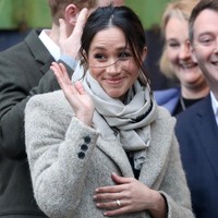 Terima kasih #MeghanMarkle untuk gaya rambut berantakannya. Lain kali ketika ibuku marah melihat rambutku, aku tinggal bilang ini gaya Meghan, puji netizen lainnya. Foto: Getty Images