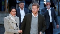 Selain itu, Markle juga tak melepas genggamannya dengan Harry. 