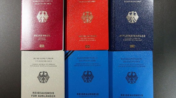 Di bawah tiga besar Asia, banyak negara Eropa di papan peringkat teratas. Jerman dan Spanyol memiliki 190 tujuan bebas visa (Foto: Reuters/Fabrizio Bensch) Di bawah tiga besar Asia, banyak negara Eropa di papan peringkat teratas. Jerman dan Spanyol memiliki 190 tujuan bebas visa (Foto: Reuters/Fabrizio Bensch)