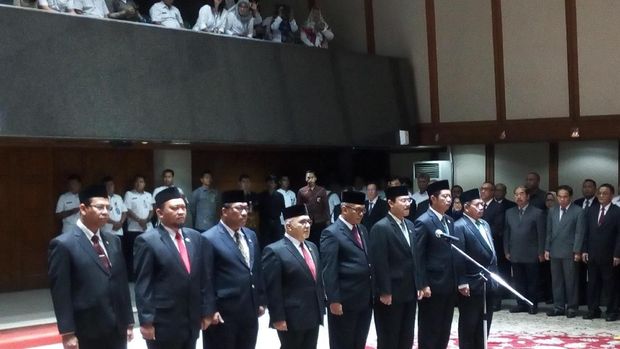 Anies membacakan sumpah yang diikuti oleh 8 pejabat yang baru dilantik.