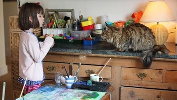 Gadis mungil bernama Iris Grace ini mengalami kelaianan autis. Ia pun melakukan beragam terapi salah satunya terapi bicara. Grace dikenalkan oleh orangtuanya dengan seni lukis, siapa sangka ternyata ada bakat yang menakjubkan dari berparas imut ini.Foto: Bored Panda