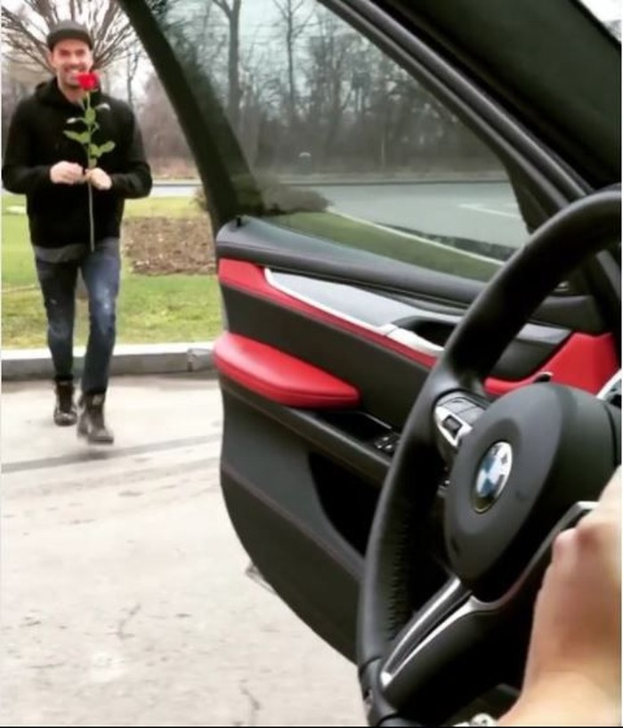 Romantis tapi Bahaya, Pria Ini Keluar Mobil Hanya Ambil Mawar