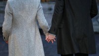 Genggaman erat Markle dan Harry di depan publik. 