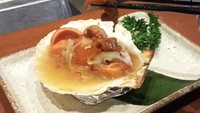 Bulu babi, tiram, dan telur ikan salmon tersaji di atas cangkang tiram. Terlihat segar, ya! Foto: instagram raditya_dika