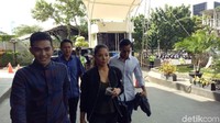 Tak ada komentar apapun dari mereka. Dwina dan Rheza langsung jalan menuju resepsionis.