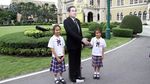 Ketika Sosok PM Thailand Berubah Jadi Replika Karton