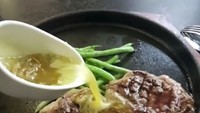 Steak sepertinya salah satu hidangan favorit Radit. Ini adalah sirloin steak dan buncis yang lengkap dengan saus butter garlic. Foto: instagram raditya_dika