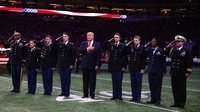 Dalam tayangan televisi AS, terlihat Trump yang berdiri di tengah lapangan hanya menyanyikannya sepotong-sepotong, komat-kamit mengucapkan beberapa kata dan bersenandung. Kebanyakan dia terdiam sambil melihat sekeliling ke arah kerumunan penonton. Foto: Mark J. Rebilas-USA TODAY Sports