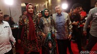 Sang ayah, Quraish Shihab juga hadir untuk menonton tayangan perdana Mata Najwa yang diprakarsai oleh Najwa Shihab untuk tayang di Trans7.