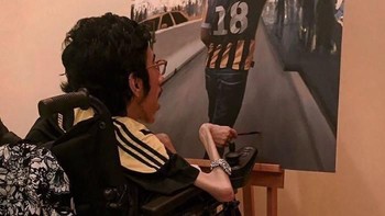 Dengan cacat fisik yang ia miliki, Rakan Abdulaziz Kurdi buktikan mampu ciptakan lukisan reaslistis. Foto: Bored Panda