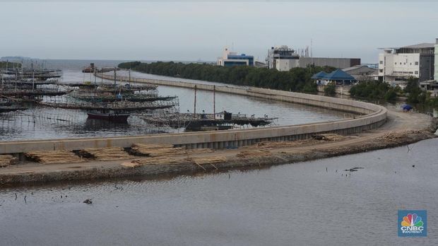 Proses pembangunan tanggul raksasa (giant sea wall) di Jakarta Utara. Pembangunan tanggul raksasa dibuat untuk mengatasi banjir pasang air laut (banjir rob) di kawasan pesisir utara.